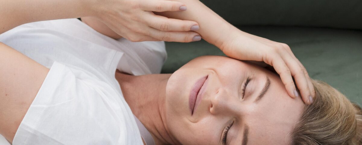 donna con un’espressione serena post trattamento monnalisa touch